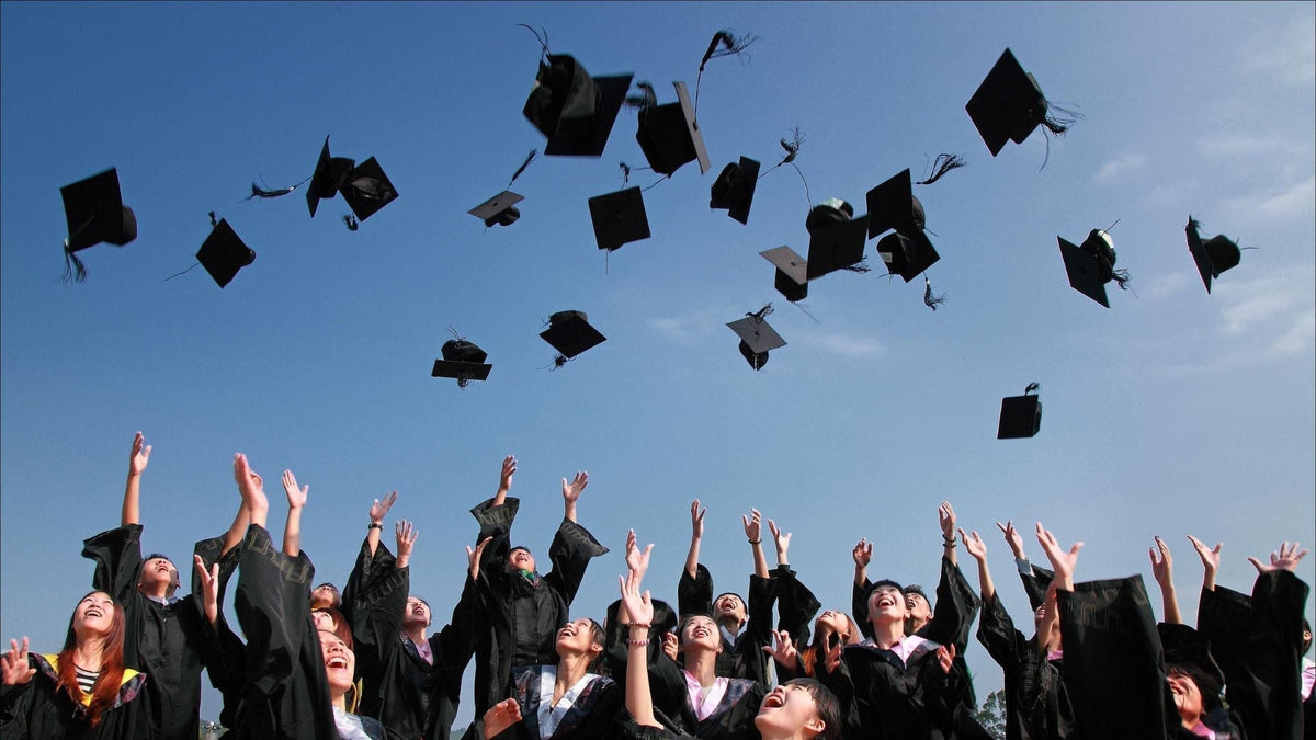 How to Plan the Perfect Graduation Party: Themes, Ideas &amp; Invitations for Class of 2026